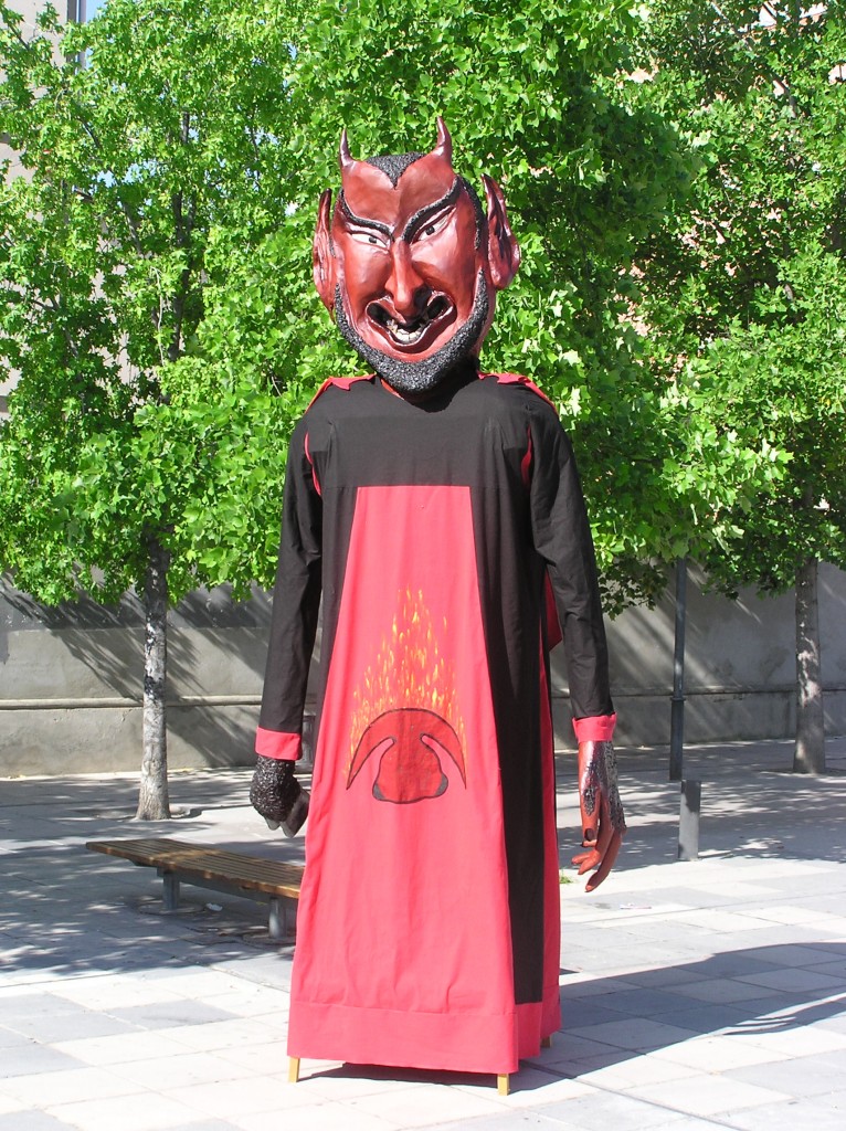 El Gegant de Sant Antoni, amb túnica negra i vermella