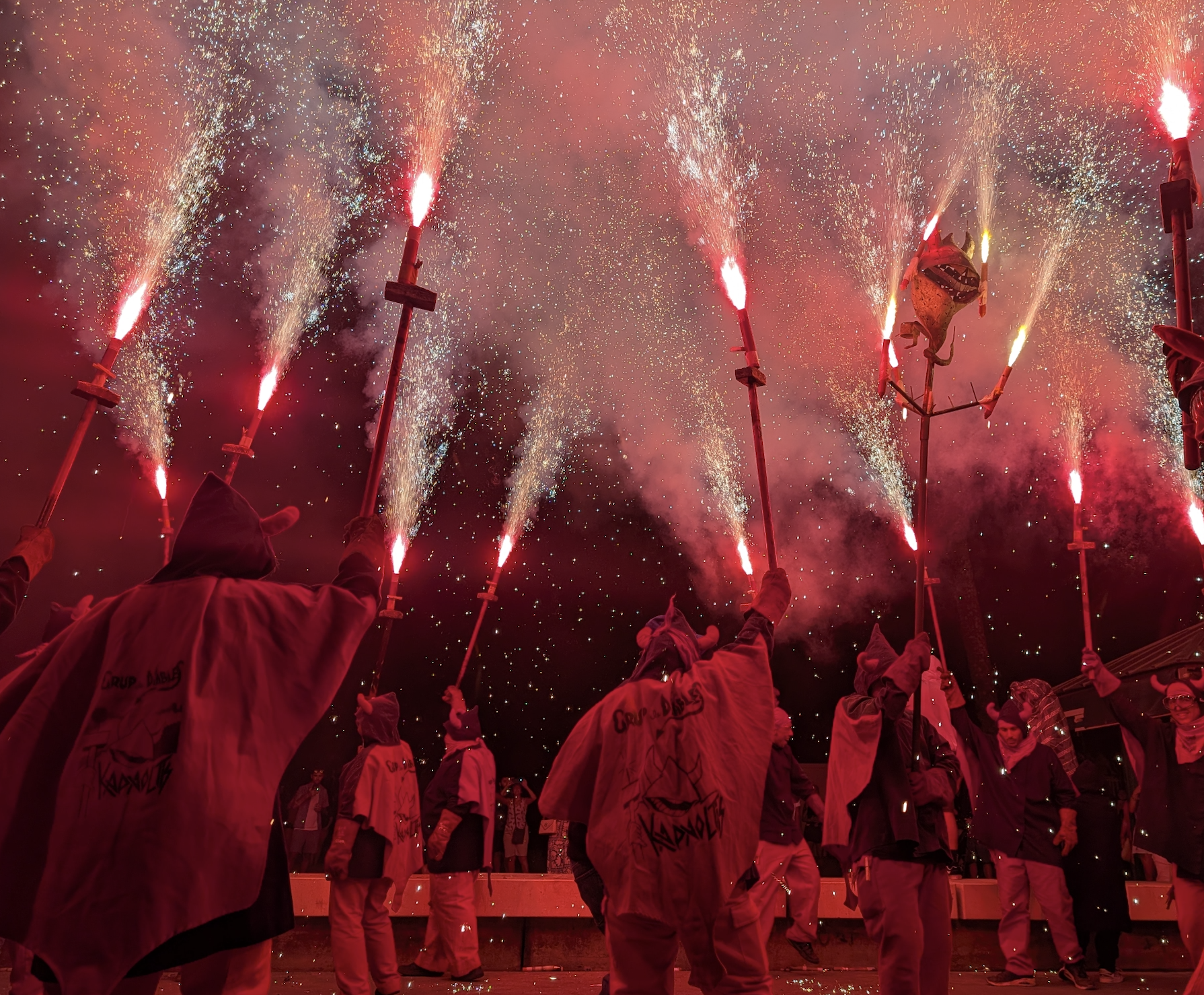 Correfoc dels Kapaoltis al barri de Llefià